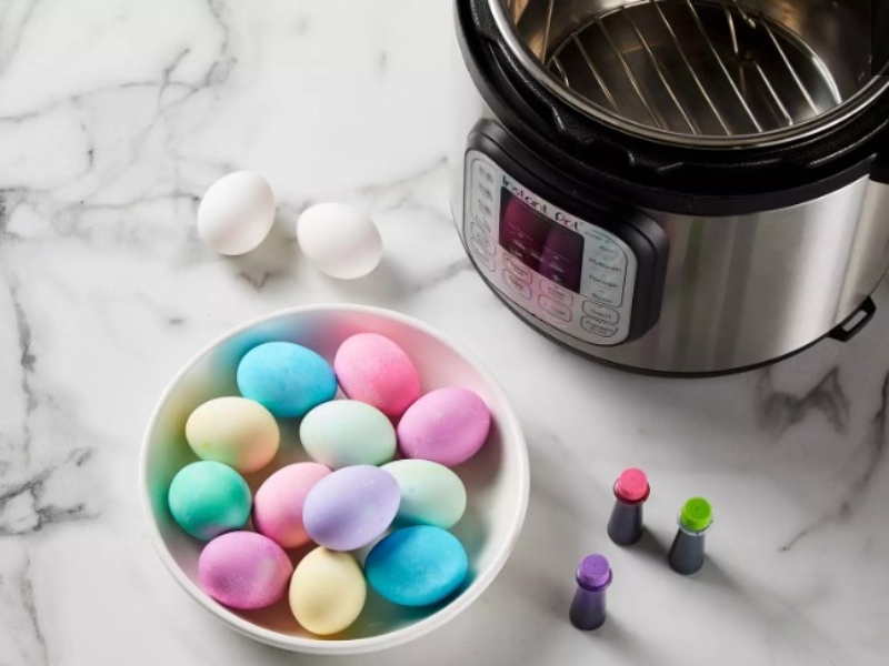 كيفية صبغ وسلق بيض عيد الفصح بسرعة