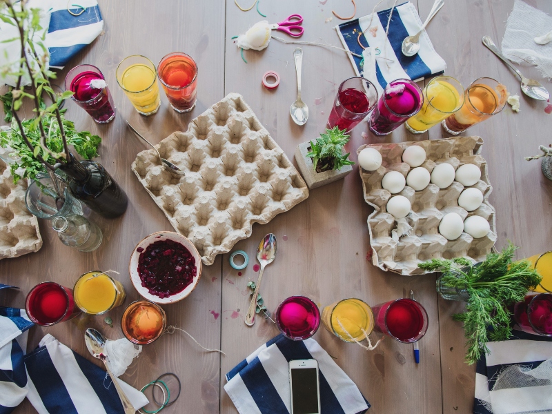 كيفية صبغ وسلق بيض عيد الفصح بسرعة