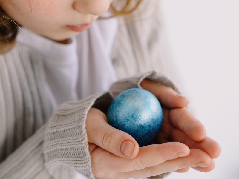 كيفية صبغ وسلق بيض عيد الفصح بسرعة