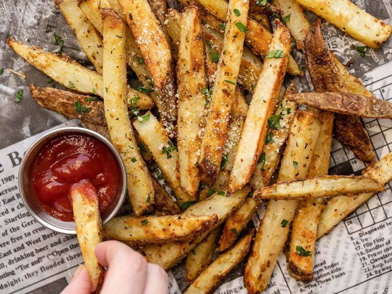 وصفات احتفالية: بطاطا بارميزان بالثوم والفرن