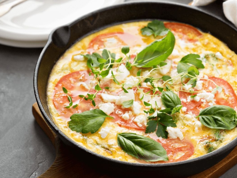 أومليت يوناني مع الهليون وجبنة الفيتا 