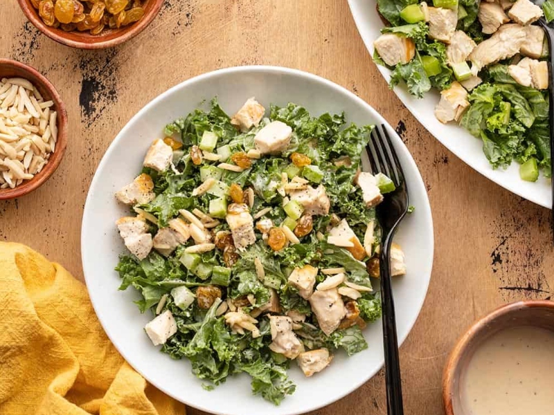 وصفات خريفية: سلطة الدجاج والكايل المقرمش