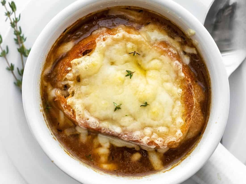 شوربة البصل الفرنسية الكلاسيكية