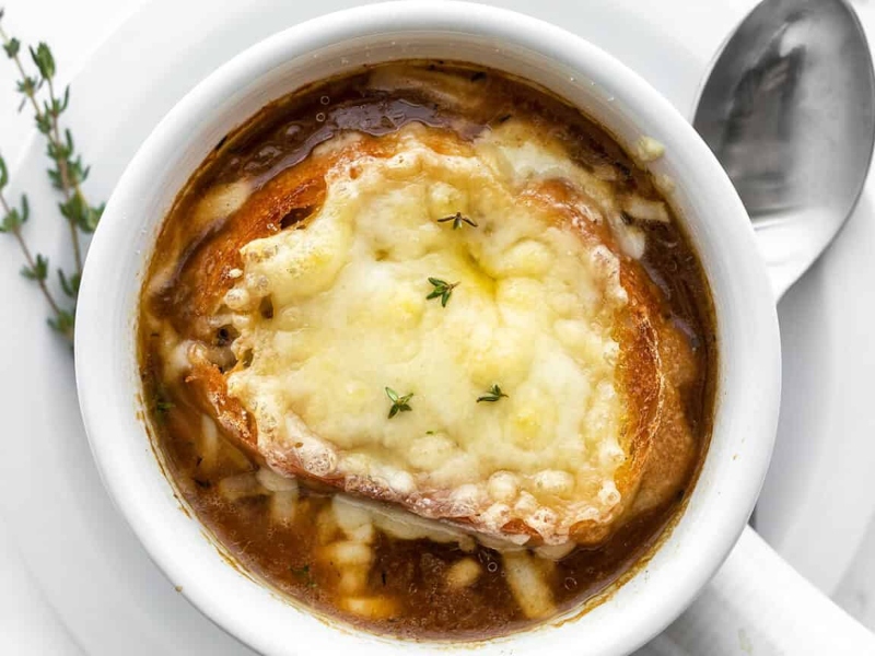 وصفات خريفية: شوربة البصل الفرنسي الكلاسيكي