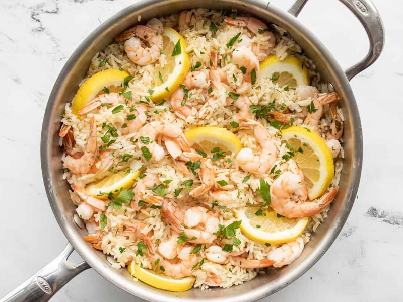 باييا الروبيان بالأرز والليمون والثوم