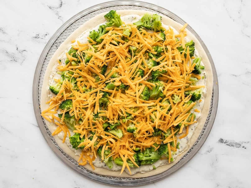 بيتزا البروكلي بجبنة الشيدر