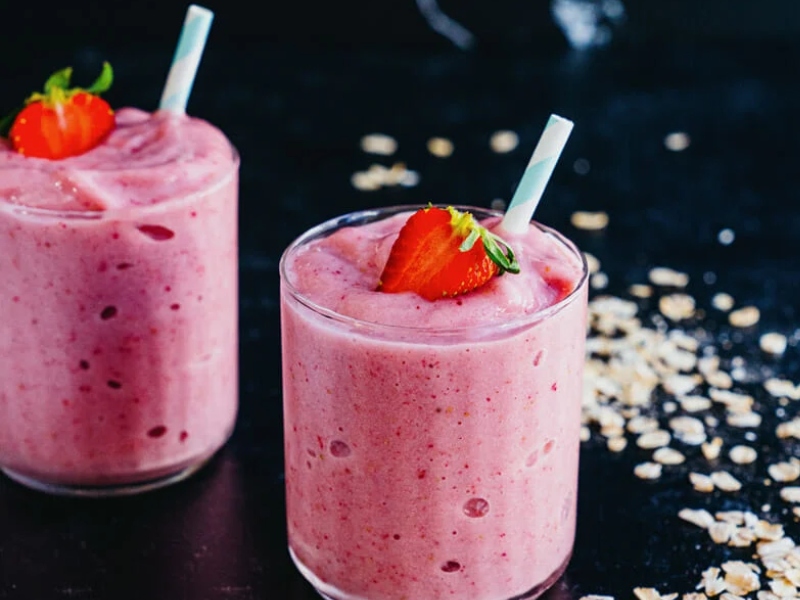 سموثي نباتي بالشوفان بالفراولة