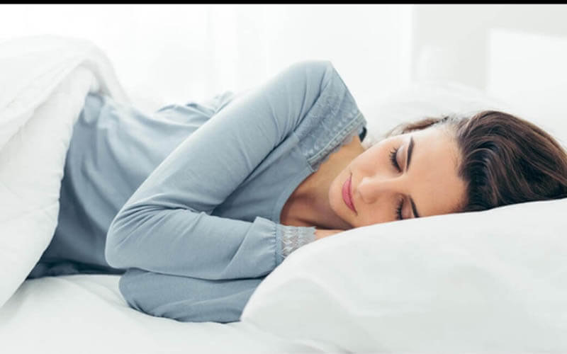 رؤية الأكل مع الميت في المنام للمطلقة