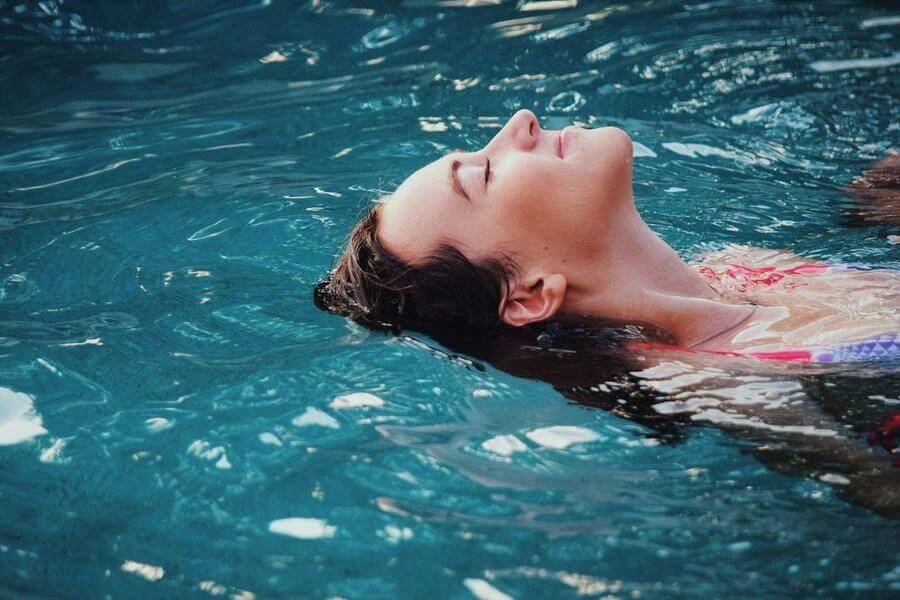 تفسير رؤية السباحة في البحر للعزباء لابن سيرين