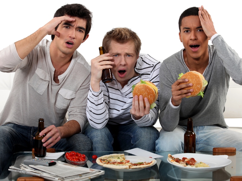 أضرار تناول الوجبات السريعة أثناء مشاهدة مباريات كأس العالم