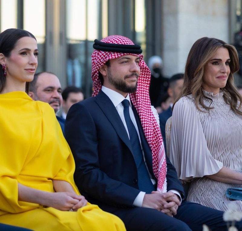 الملكة رانيا تخطف الأنظار في حفل زفاف ابنتها بفستان من ديور