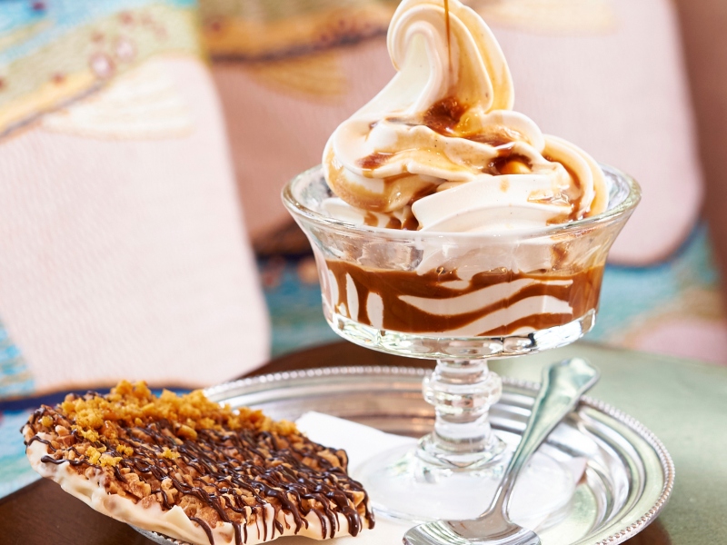 حلوى أفوجاتو آل كافيه مع قرص العسل اللين