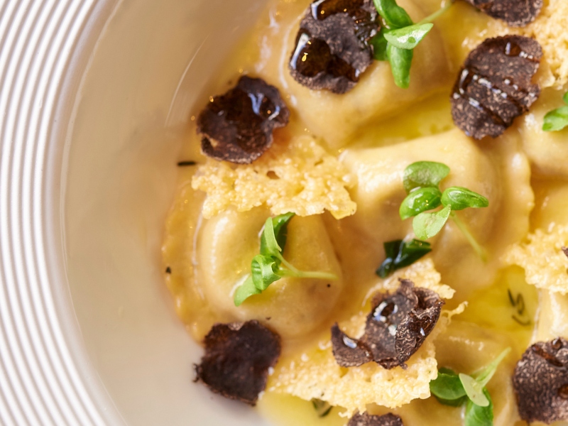 رافيولي بجبنة البوراتا والذرة