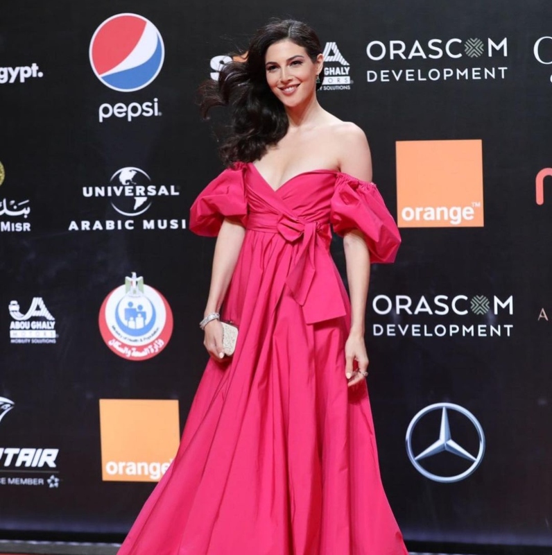 فساتين رزان جمال باللون الأحمر تناسب سهرة عيد الحب