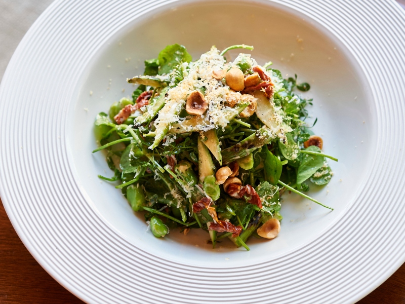 سلطة الهليون وبراعم البازلاء