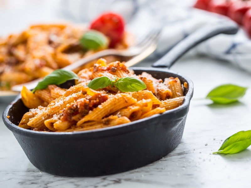 معكرونة بصوص الطماطم الكريمي 