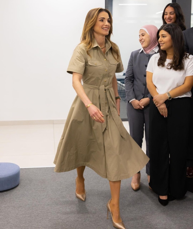 الملكة رانيا تتألق بفستان بيج من CELINE
