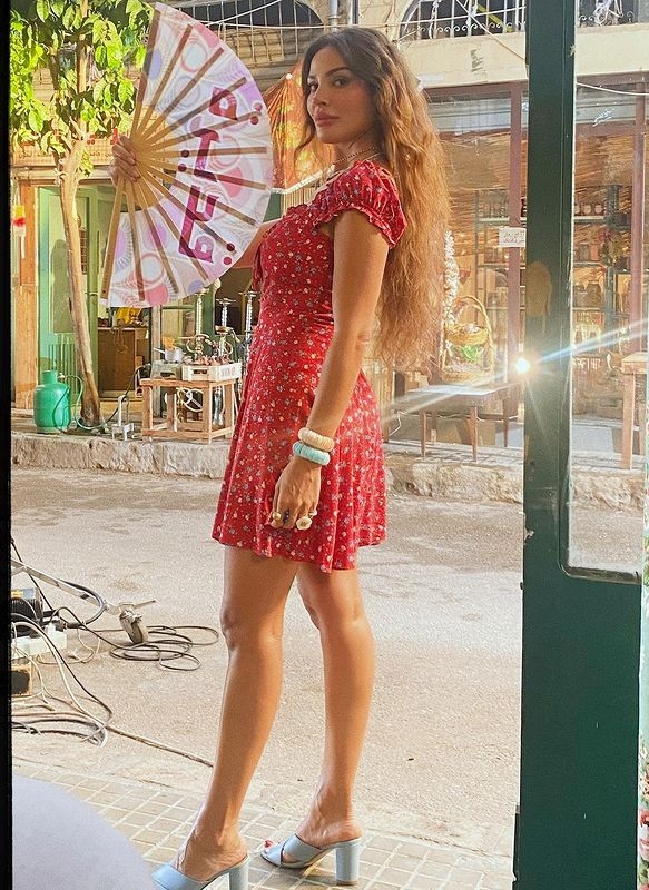 إطلالات نادين نجيم بطلة مسلسل صالون زهرة الجزء الثاني