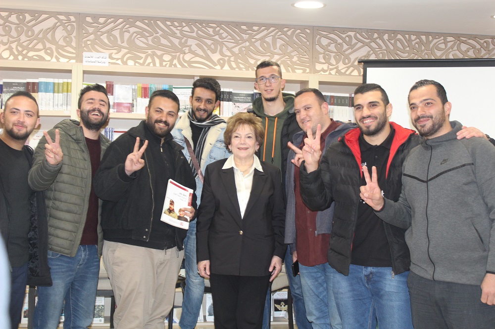 انتصار الوزير "أم جهاد" حفل توقيع رفقة عمر