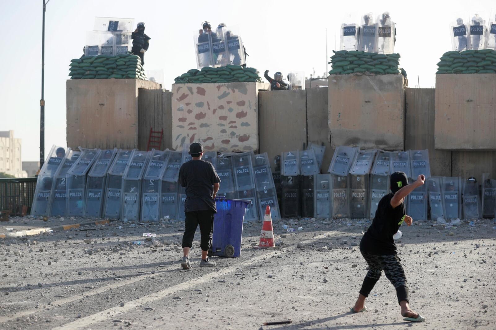 مواجهات بين المتظاهرين والامن وسط بغداد