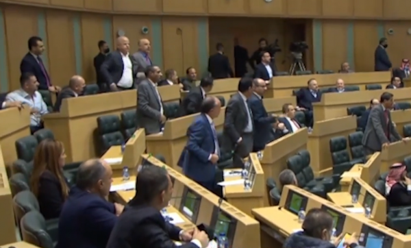 نواب يقاطعون كلمة رئيس الحكومة