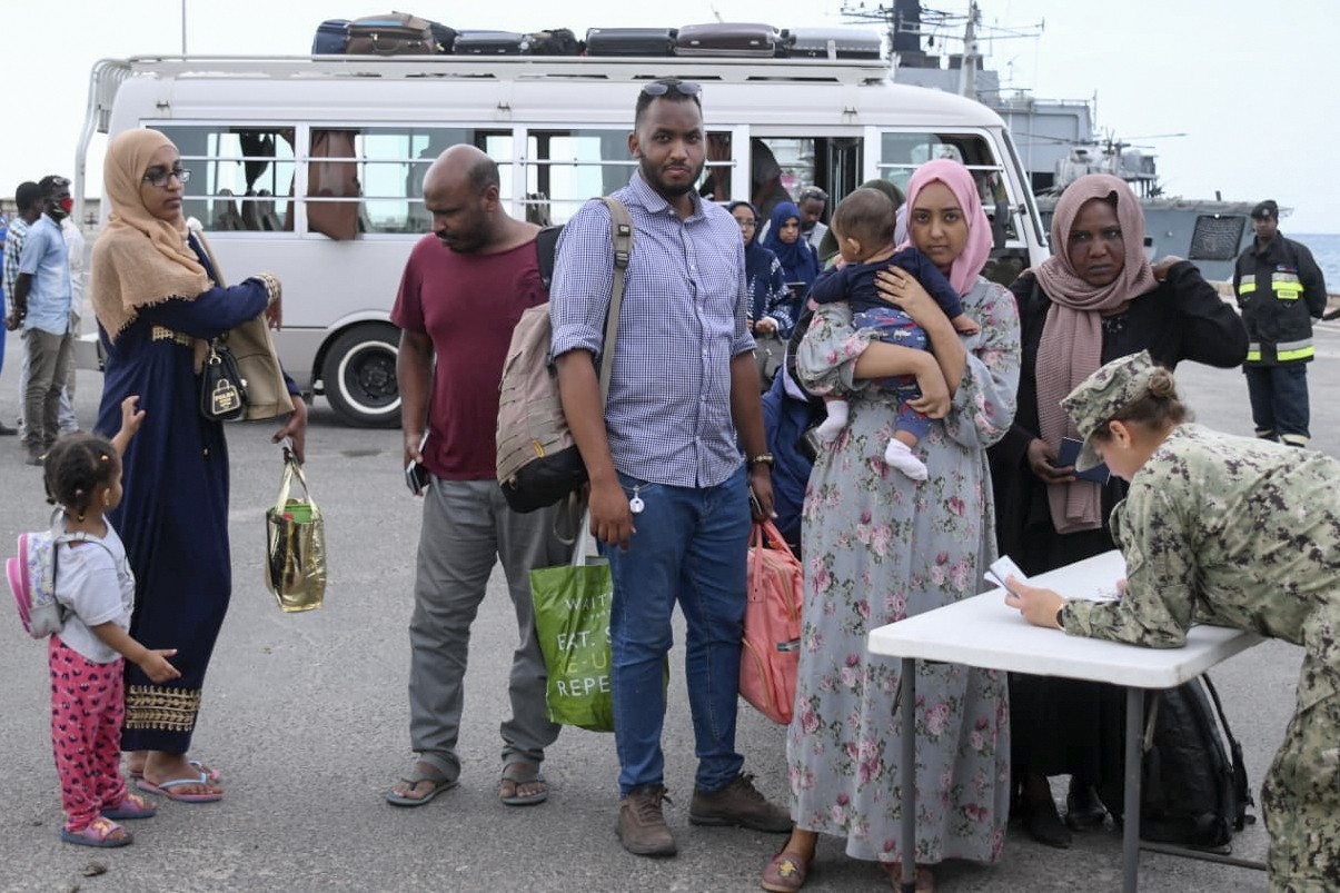 أكثر من 100 ألف لاجىء يهربون من السودان