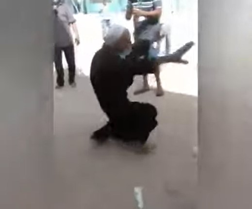 مسن تونسي يرقص فرحا