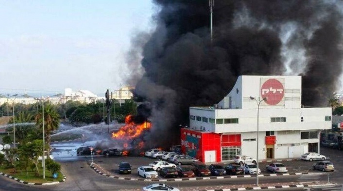 قصف مصنع اسرائيلي