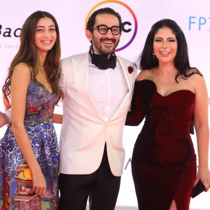 أحمد حلمي وابنته لي لي وزوجته منى زكي