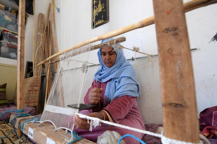 Tunisian Weavers Turn Rags Into Eco-Friendly Rugs (AFP)