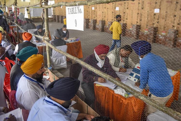 In Pictures: Colors Fly as India Elections Underway