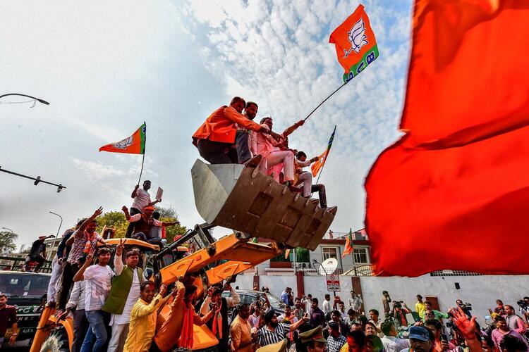 In Pictures: Colors Fly as India Elections Underway