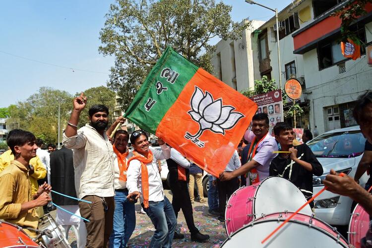 In Pictures: Colors Fly as India Elections Underway