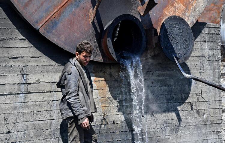 In Pictures: Syrian Children Work at Oil Refinery to Get By