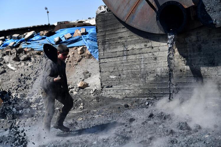 In Pictures: Syrian Children Work at Oil Refinery to Get By