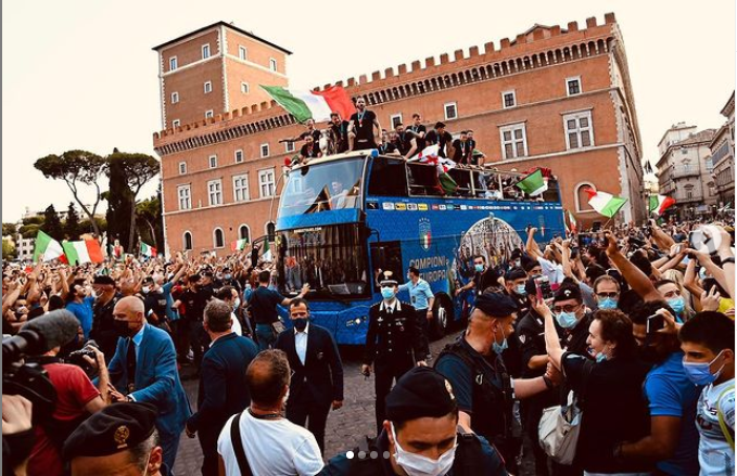 "Crowds welcoming the Italian team " Euro 2020