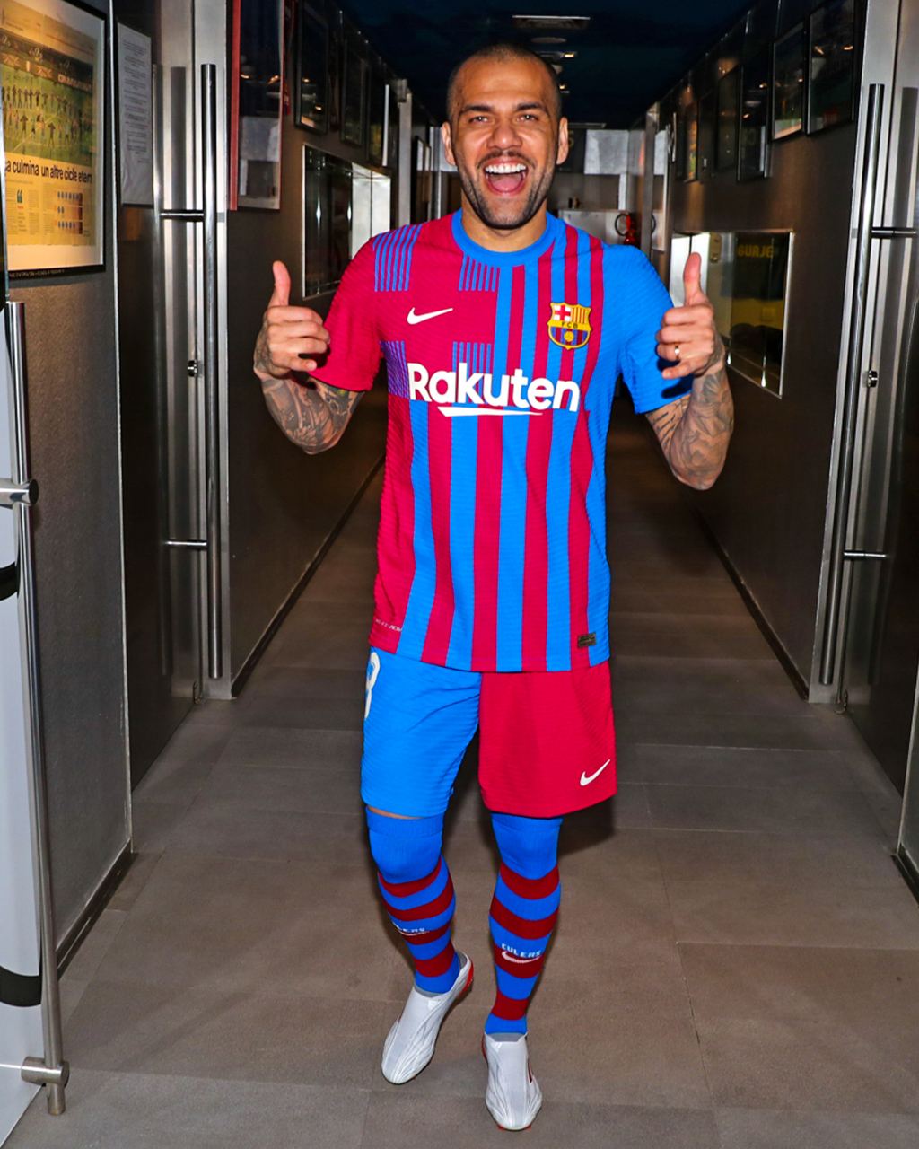 داني ألفيش (المصدر: حساب برشلونة الرسمي على تويتر)