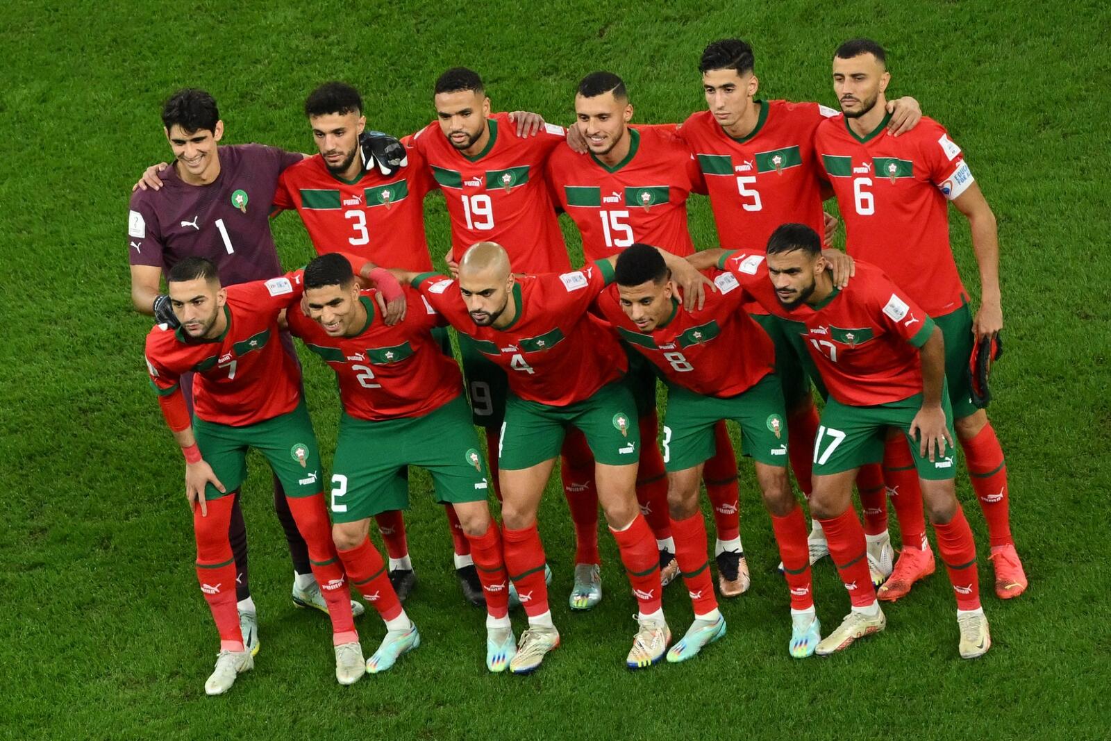 Morocco's players pose for a team picture before the start of the Qatar 2022 World Cup round of 16 football match between Morocco and Spain at the Education City Stadium in Al-Rayyan, west of Doha on December 6, 2022. (Photo by Glyn KIRK / AFP)