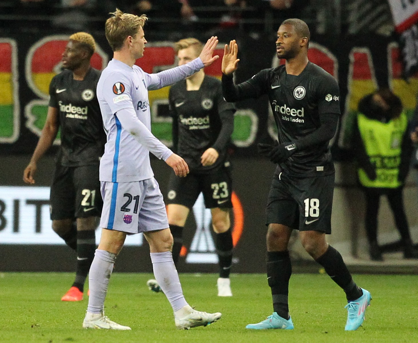 برشلونة يتعادل مع آينتراخت فرانكفورت