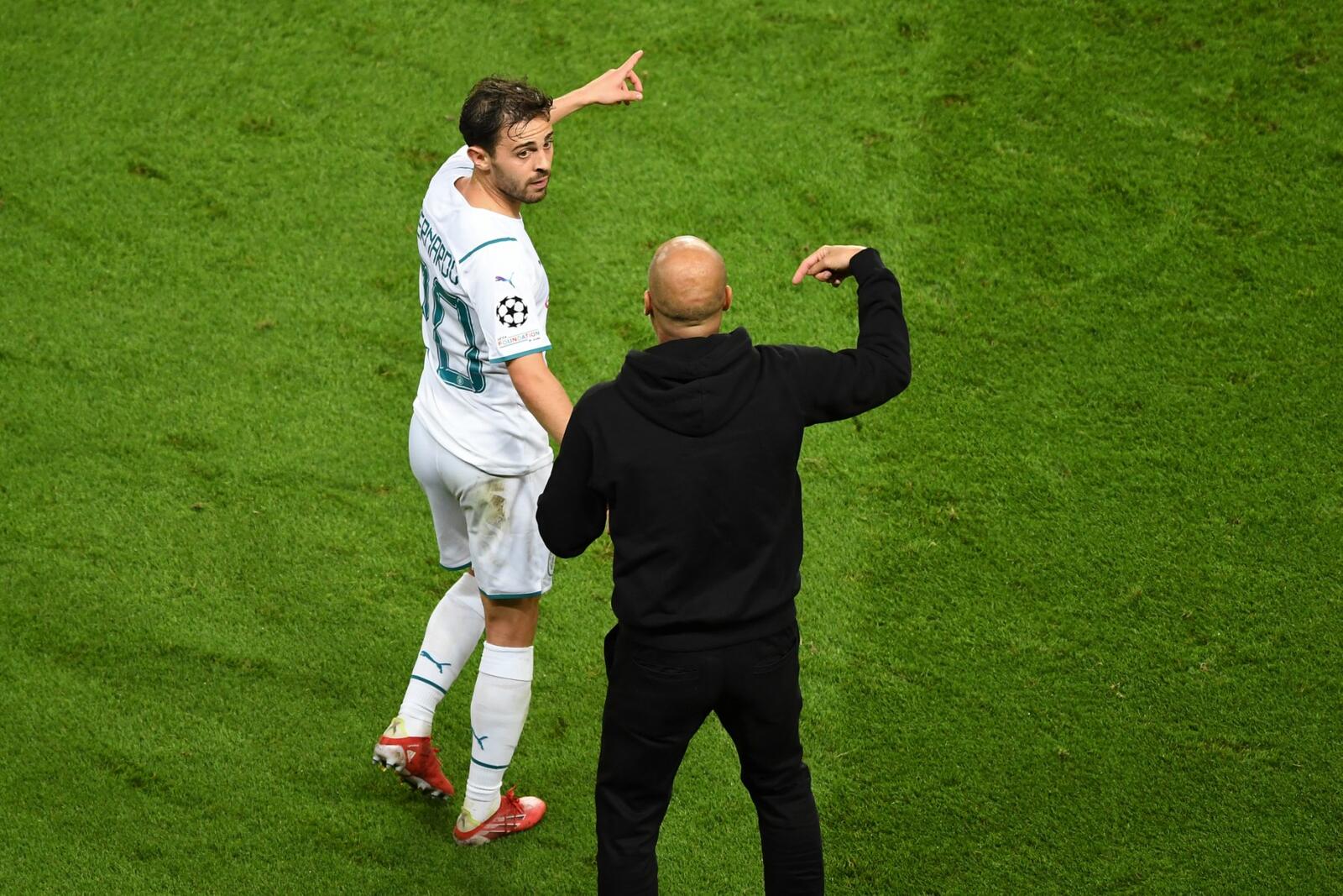 المدرب جوسيب غوارديولا يتحدث إلى بيرناردو سيلفا