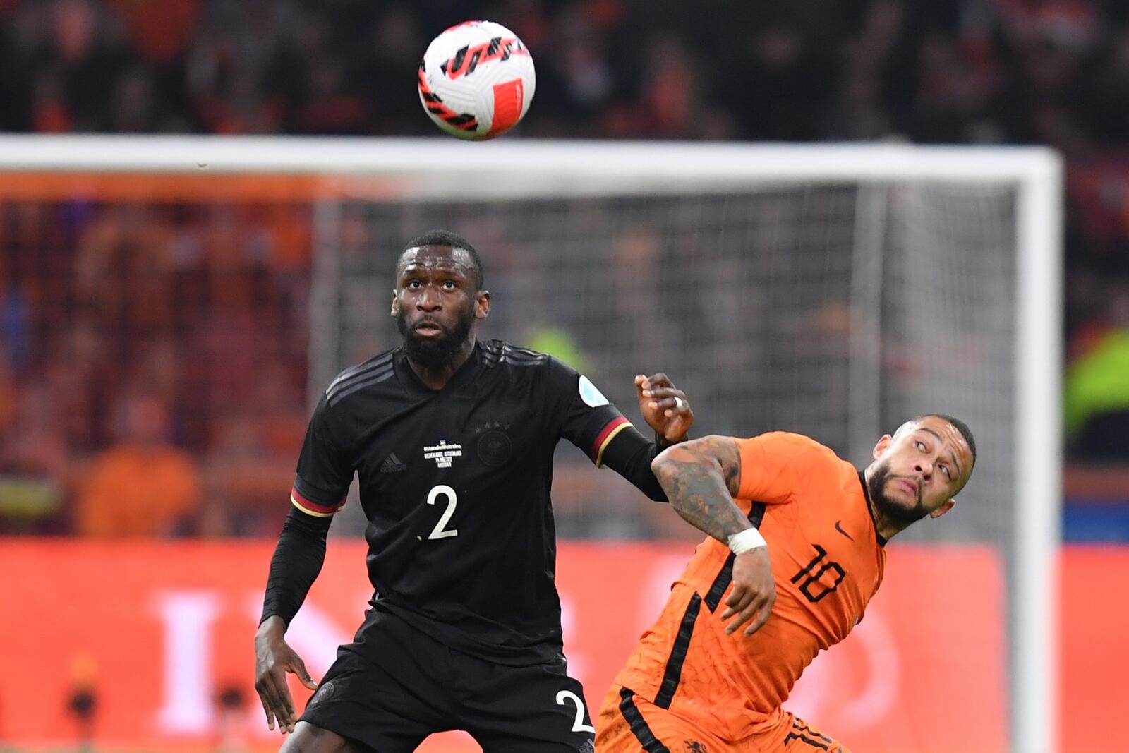 أنتونيو روديغر (يسار) وممفيس ديباي خلال مواجهة ألمانيا وهولندا الودية الشهر الماضي