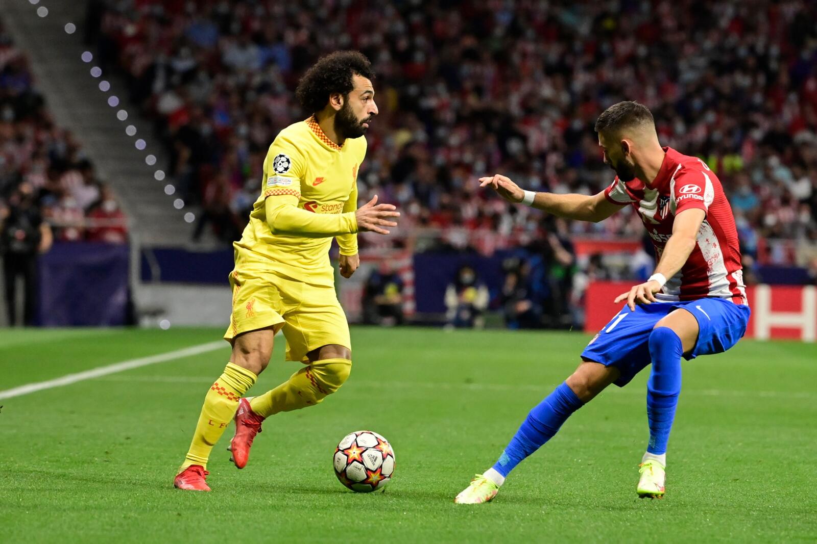 بايرن ميونيخ رفض التعاقد مع محمد صلاح (يسار)