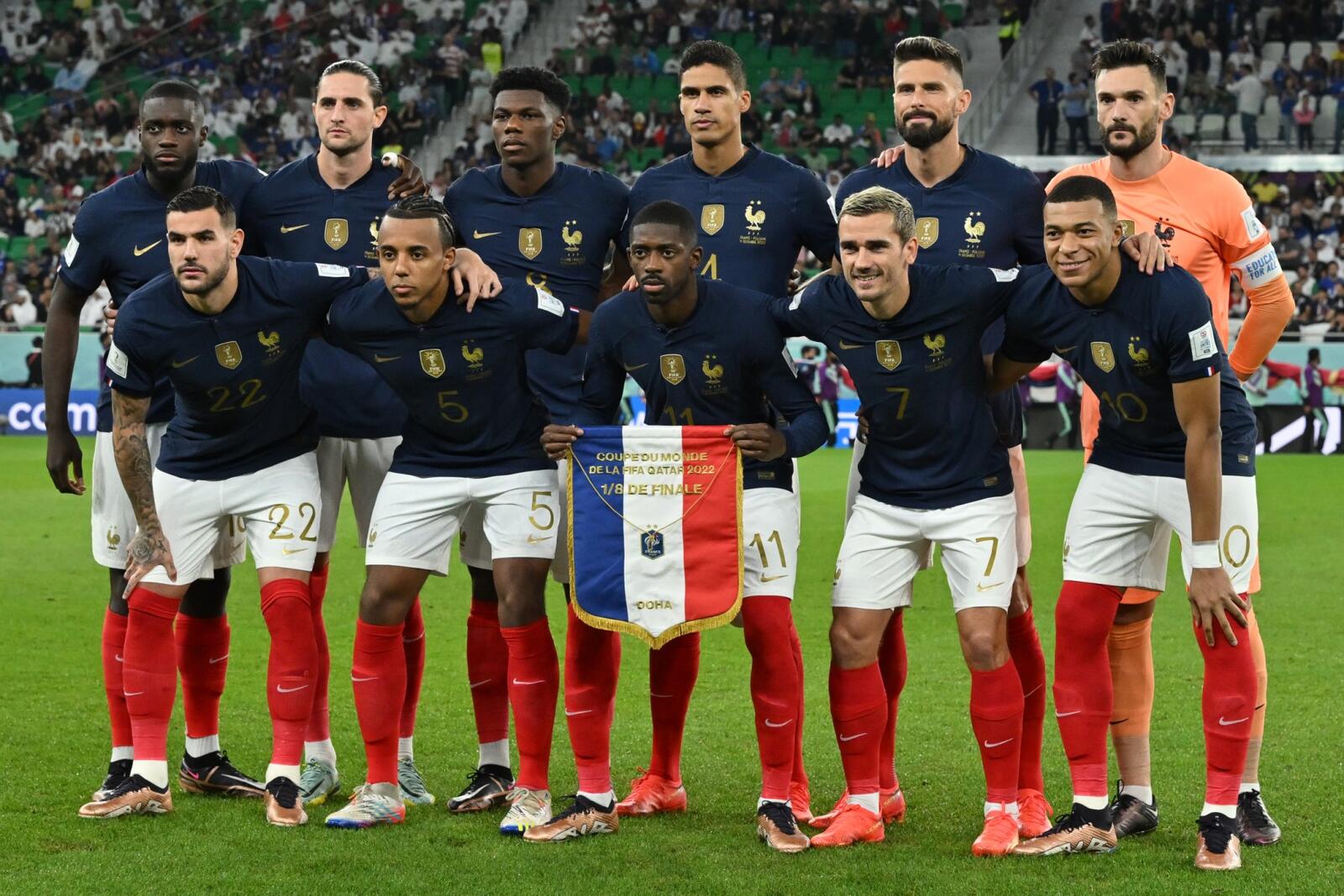France's players pose for group picture during the Qatar 2022 World Cup round of 16 football match between France and Poland at the Al-Thumama Stadium in Doha on December 4, 2022. (Photo by Glyn KIRK / AFP)