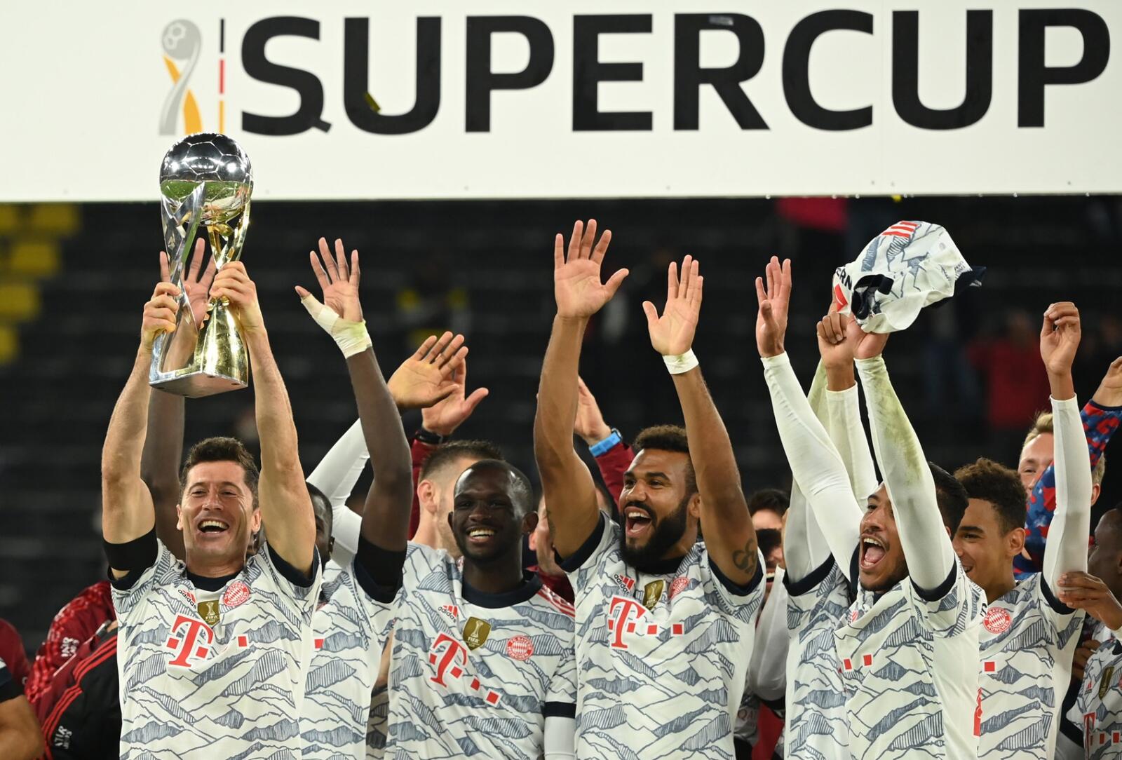 Lewandowski lifts the German Super Cup (Photo: AFP)