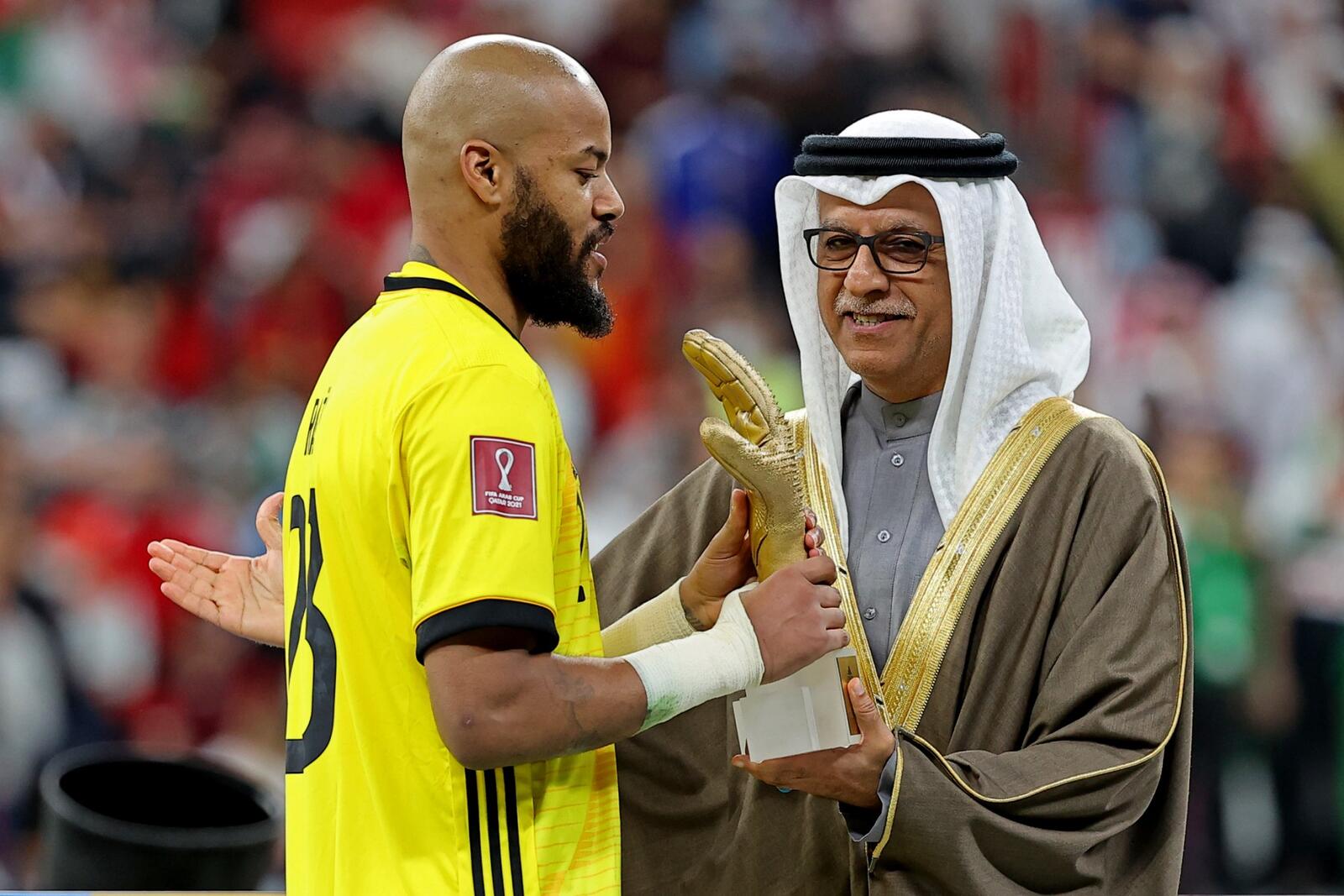 مبولحي يفوز بجائزة أفضل حارس في بطولة كأس العرب 2021