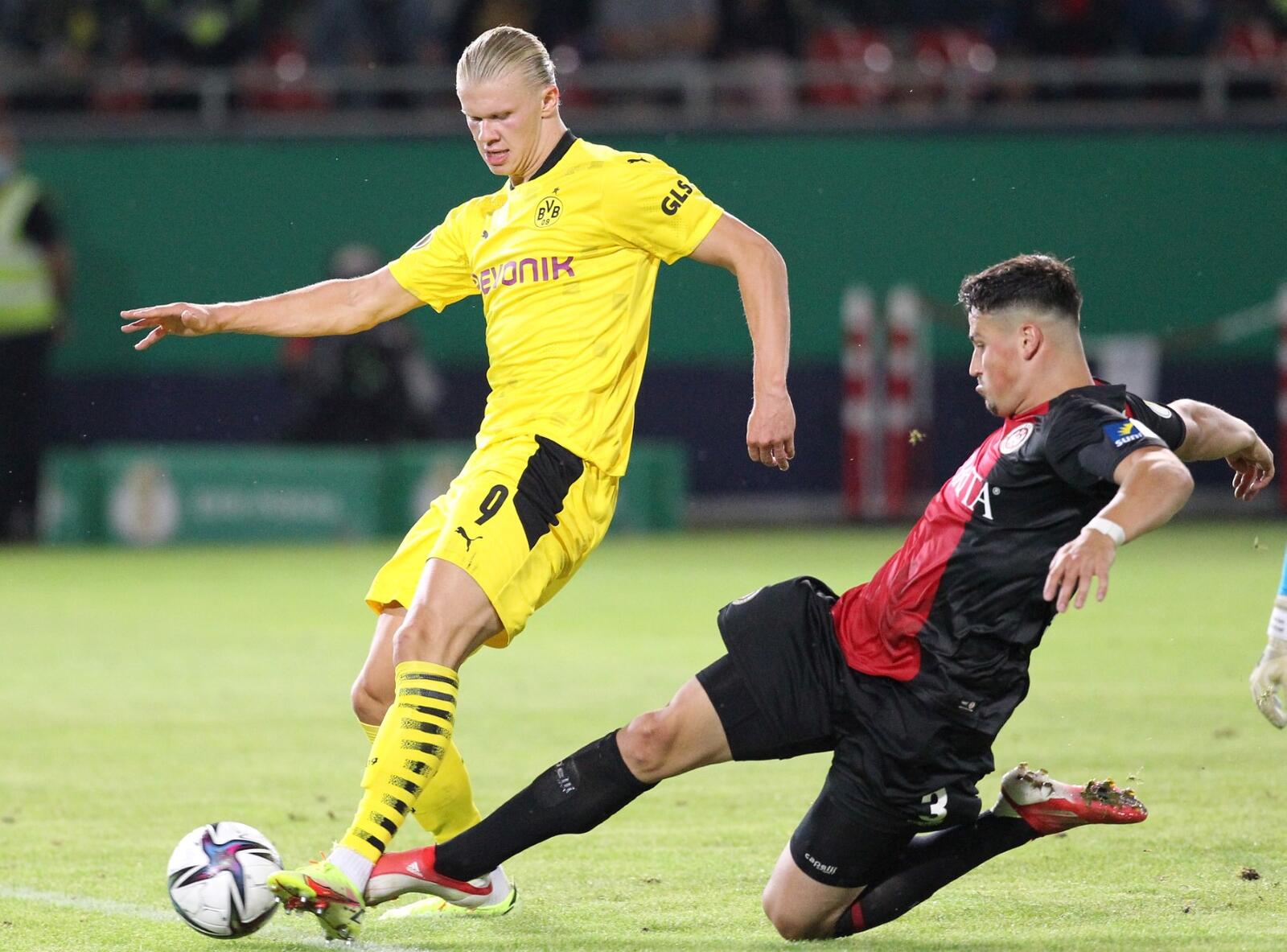 هالاند خلال لقاء دورتموند وفايسبادين ضمن كأس ألمانيا