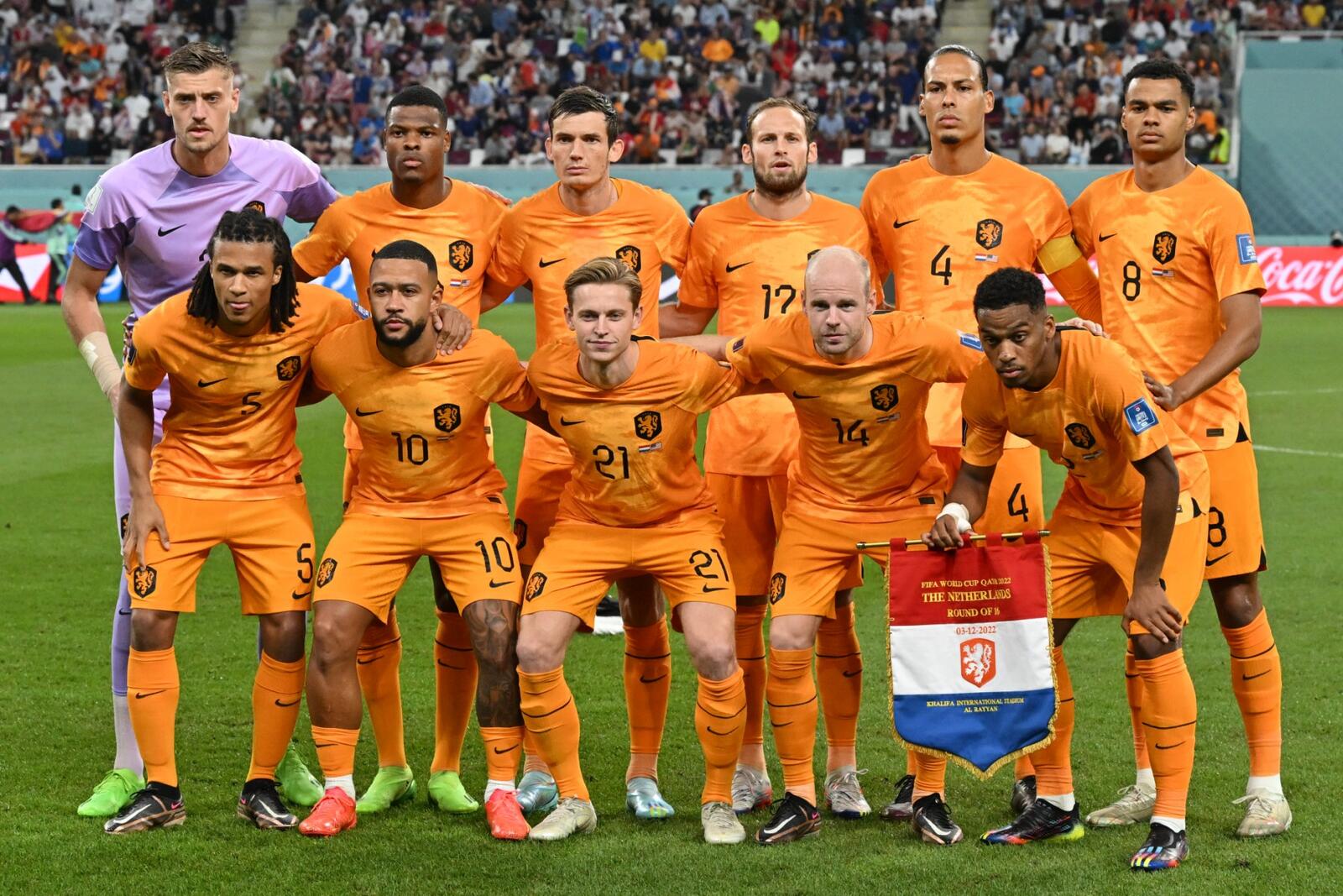 Netherlands team players pose for pictures ahead of the Qatar 2022 World Cup round of 16 football match between the Netherlands and USA at Khalifa International Stadium in Doha on December 3, 2022. (Photo by Alberto PIZZOLI / AFP)