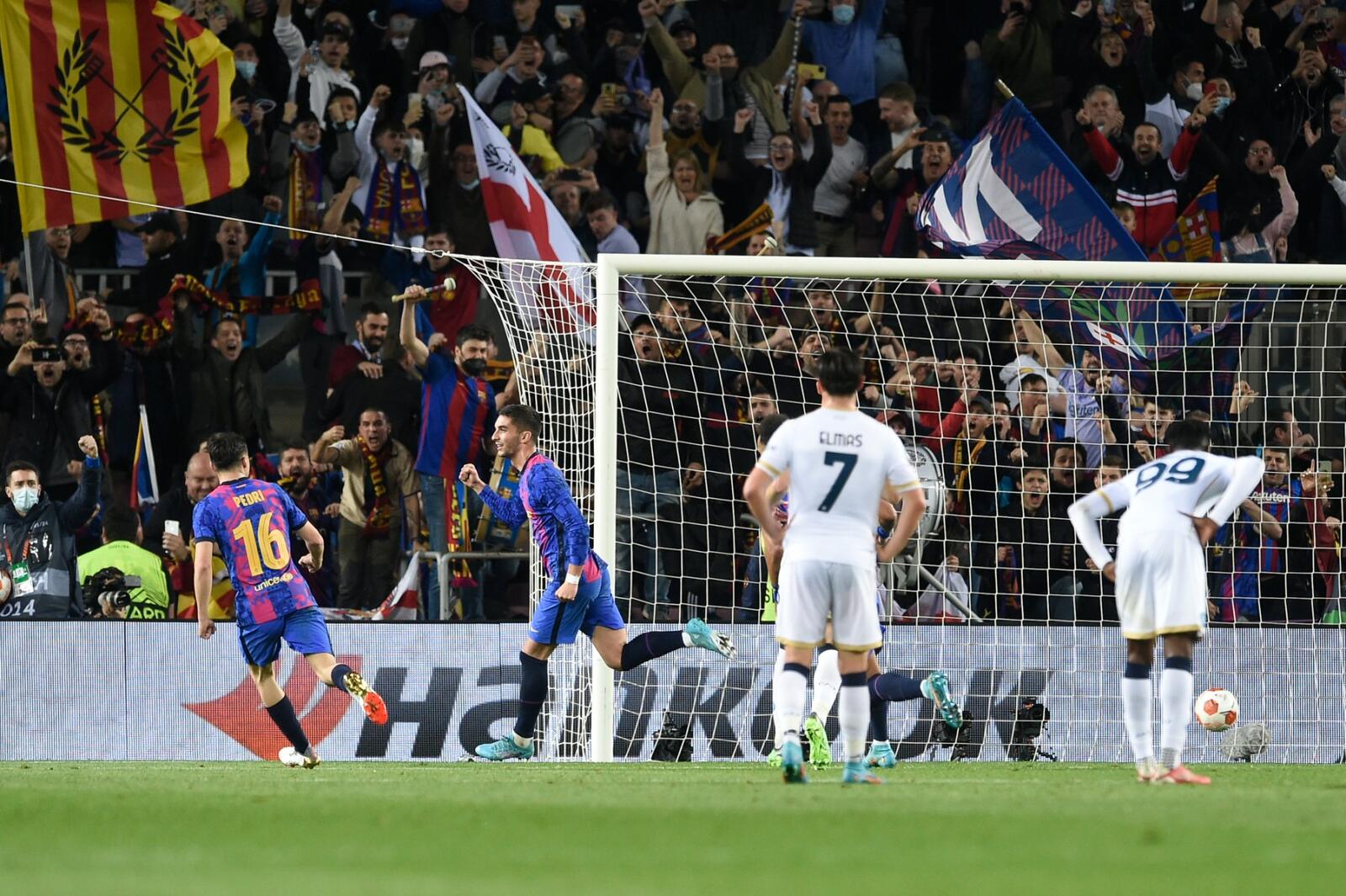 التعادل سيد الموقف بين برشلونة ونابولي