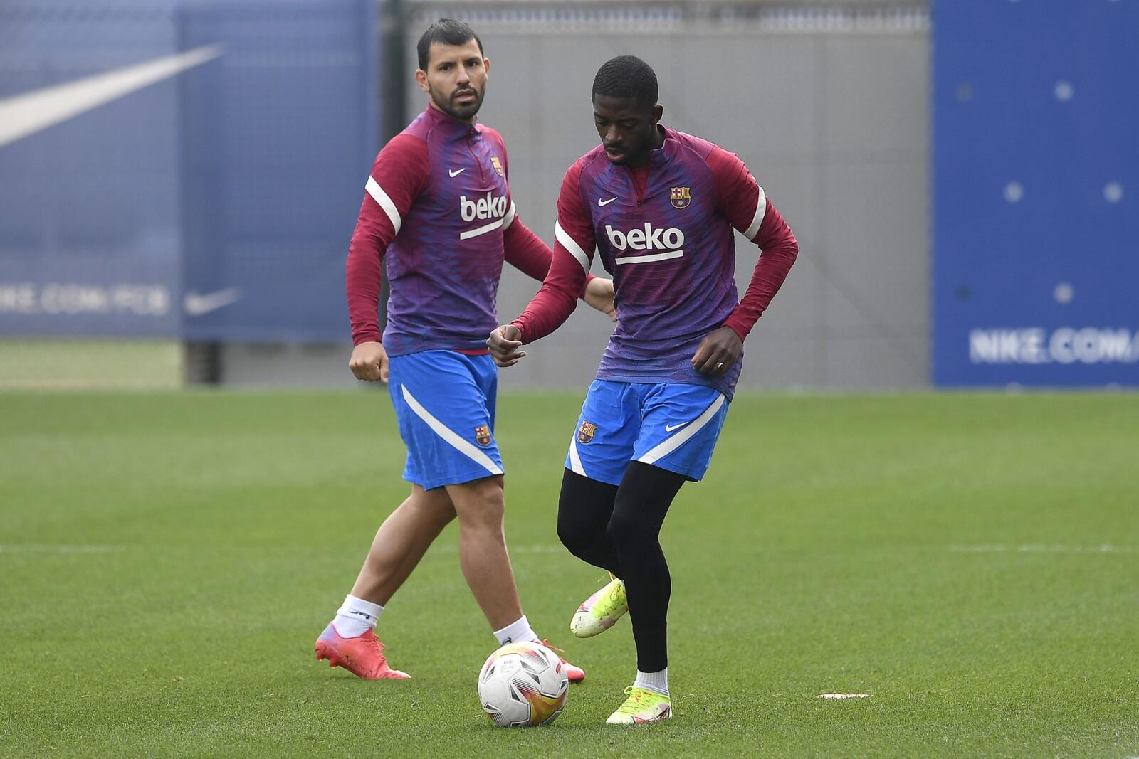 ديمبيلي (يمين) خلال تدريبات برشلونة