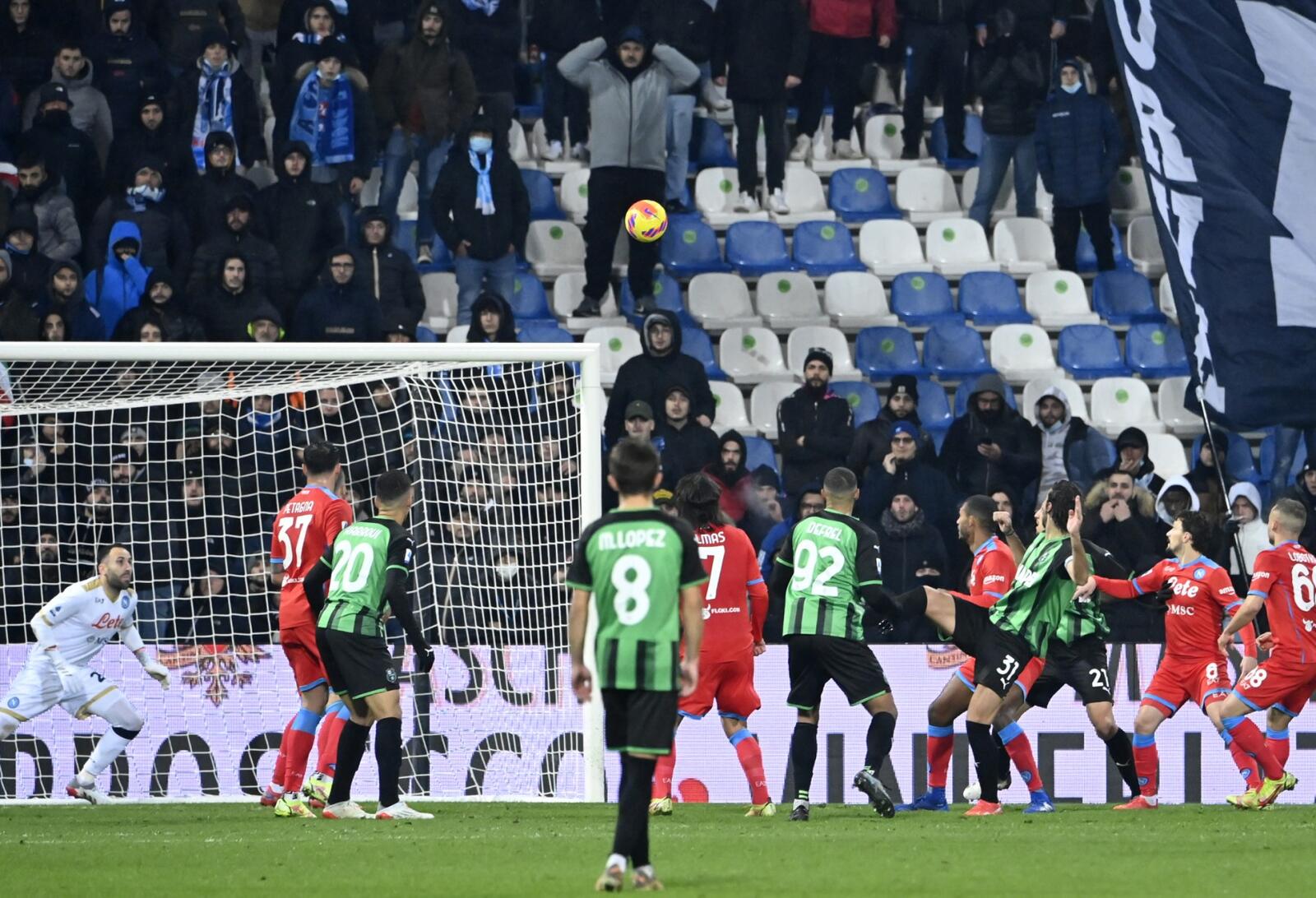 تعادل نابولي يخدم ميلان